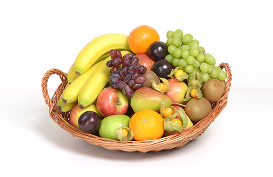 Obstkorb mit 9 kg Inhalt bestehend unter anderem aus Bananen, Äpfel, Trauben, Orangen und Birnen